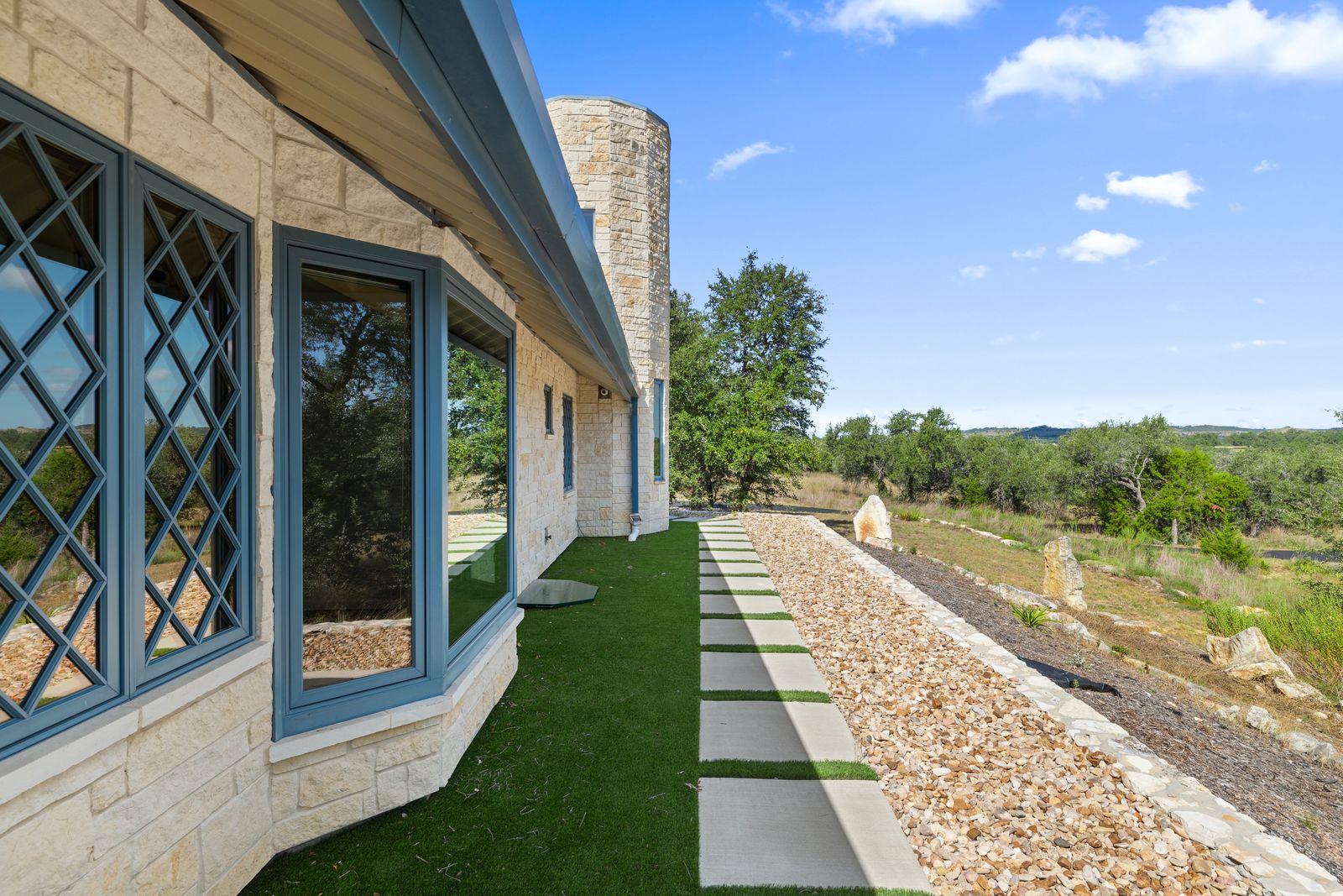 131 Tailwind DR — photo 3