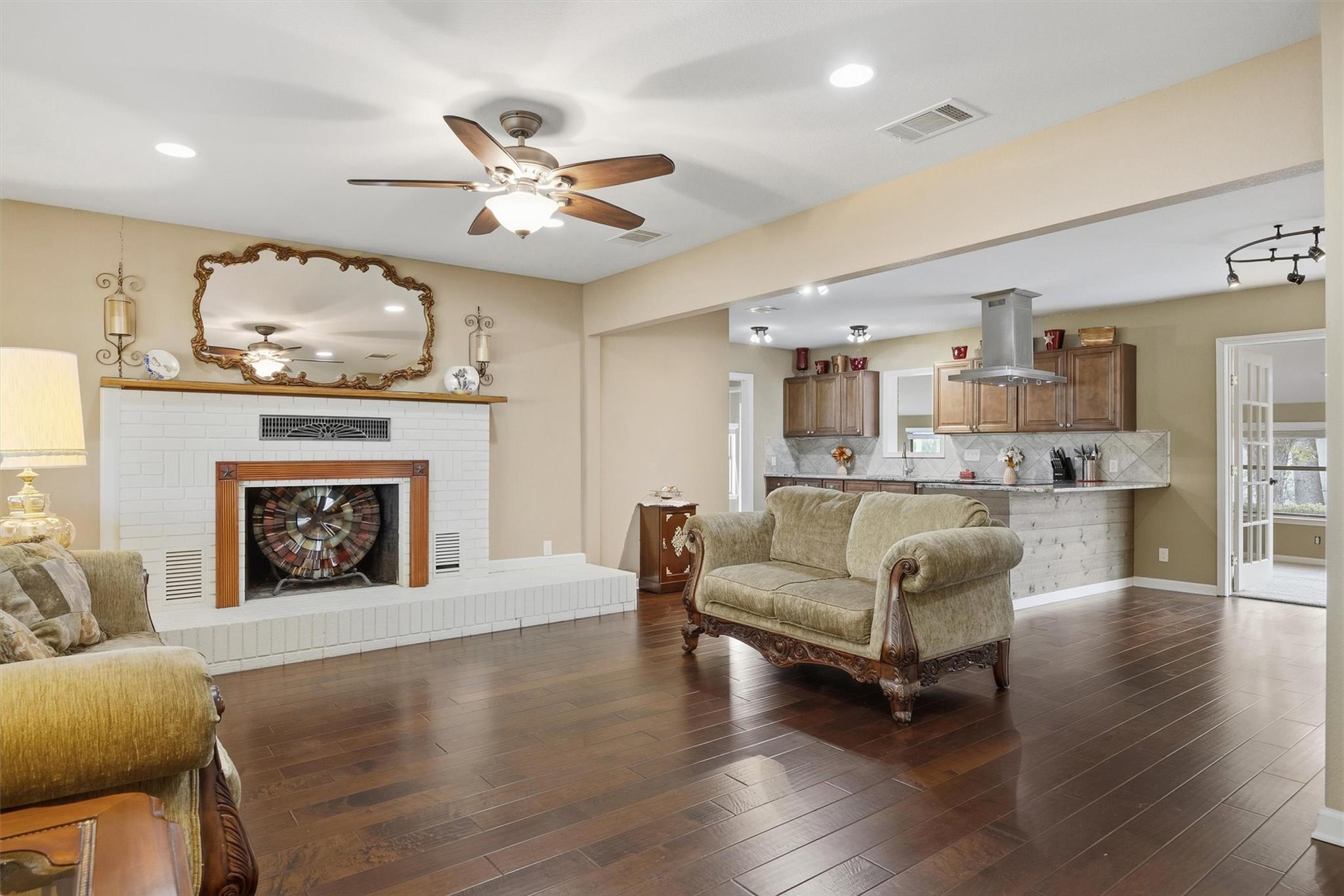 410 Burnet ST — photo 5