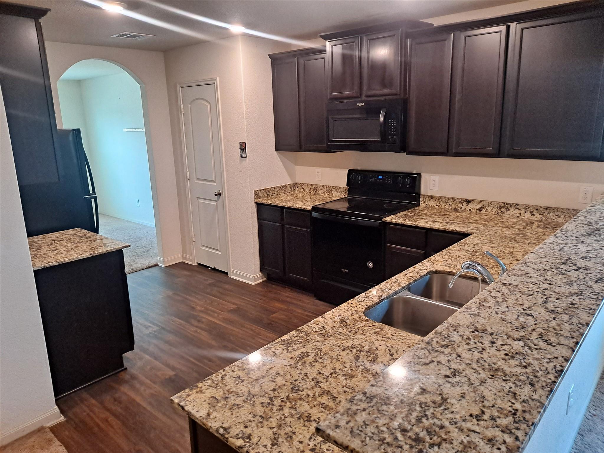 685 Yearwood LN — photo 3