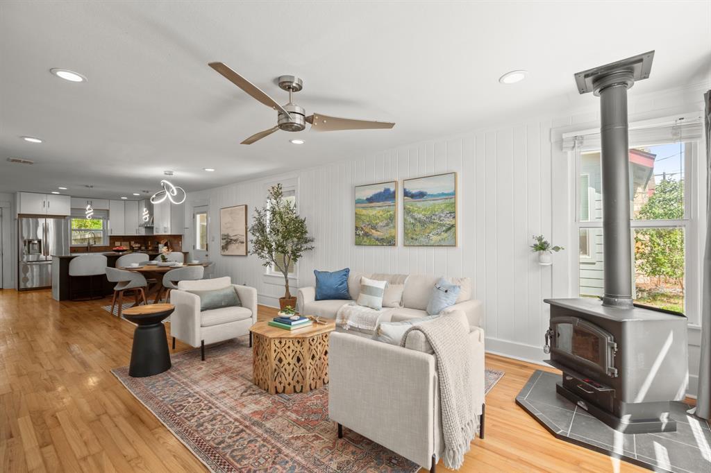 1184 Navasota ST — photo 3