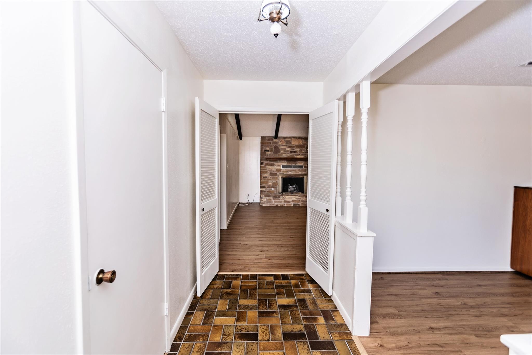 3205 Pin Oak DR — photo 3