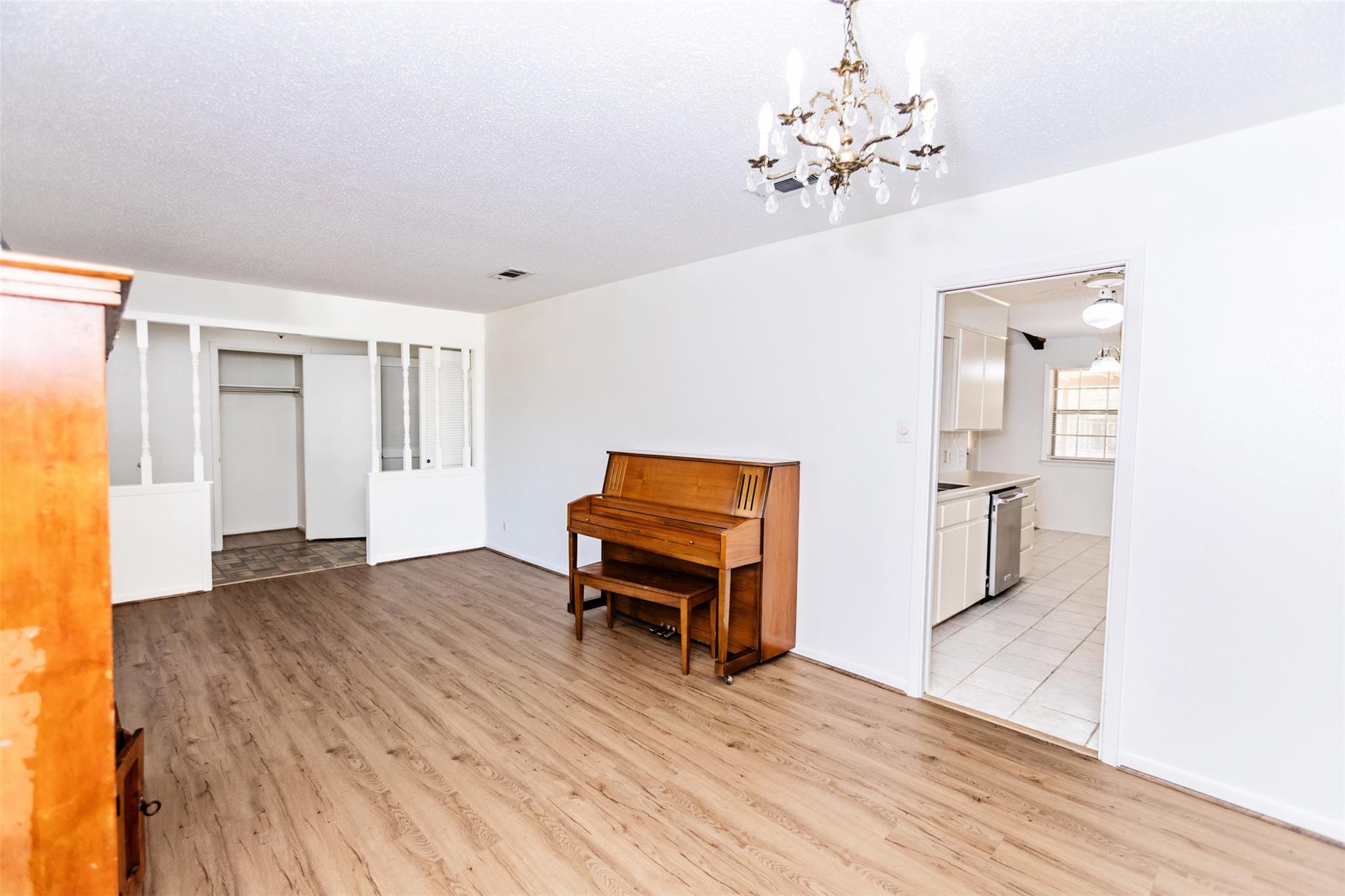 3205 Pin Oak DR — photo 5