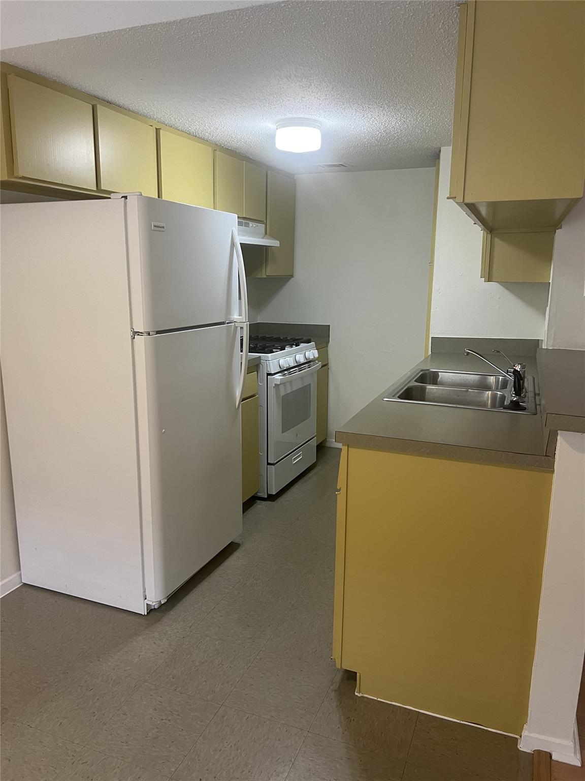 1501 North Loop BLVD #106 — photo 3
