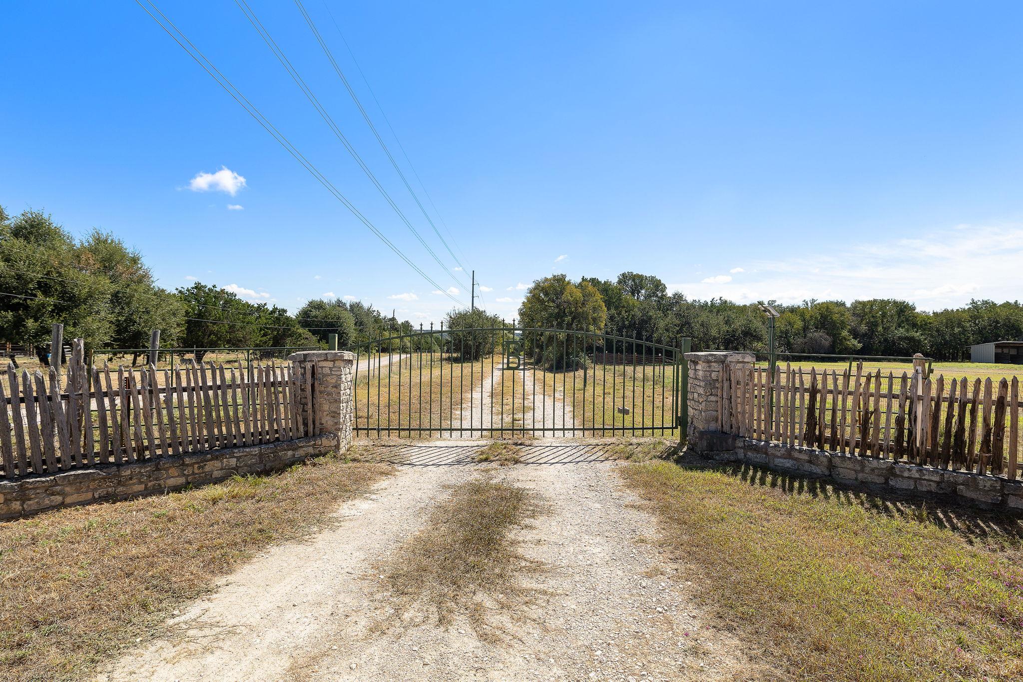 305 Hidden Oaks LN — photo 5